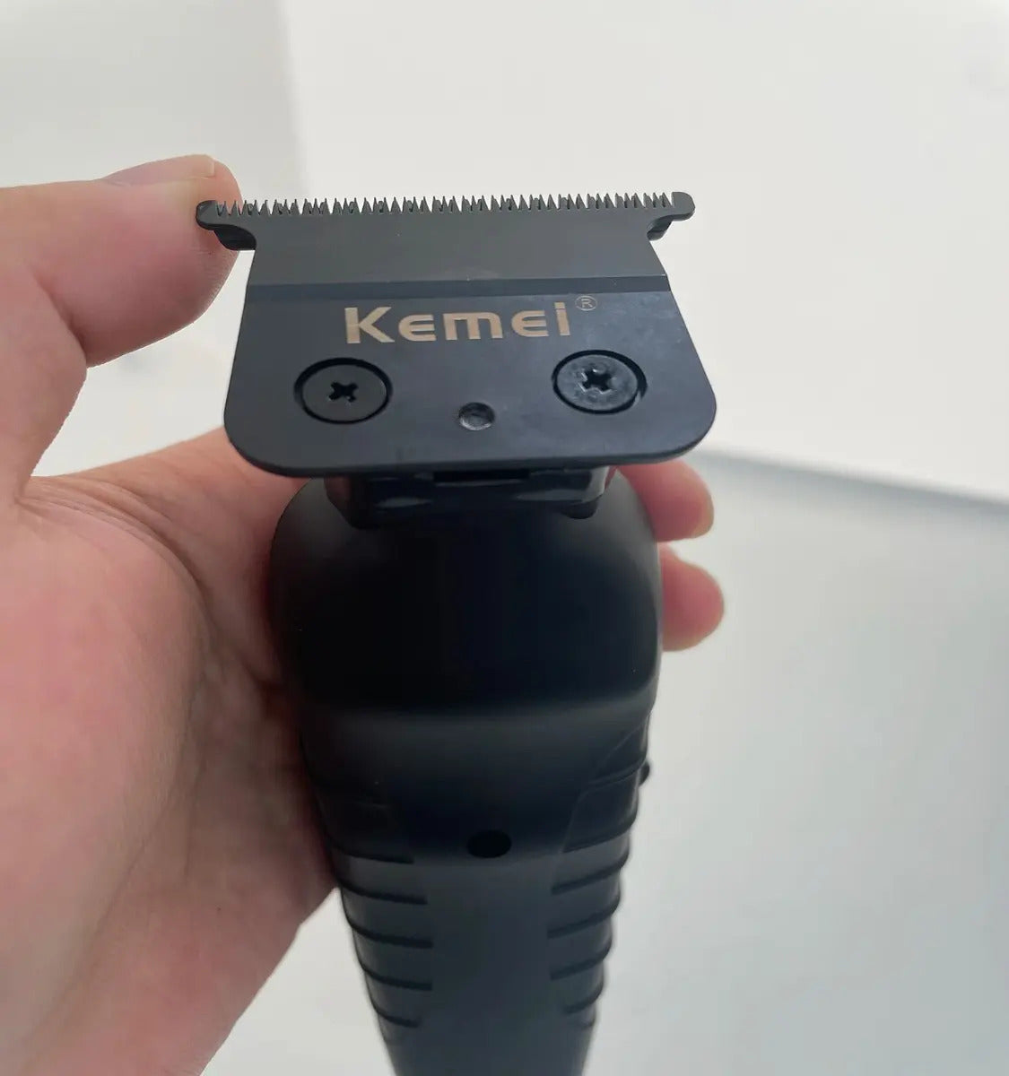 Kit Barbería Kemei: Trimmer de Precisión 2299 + Shaver Profesional 3381
